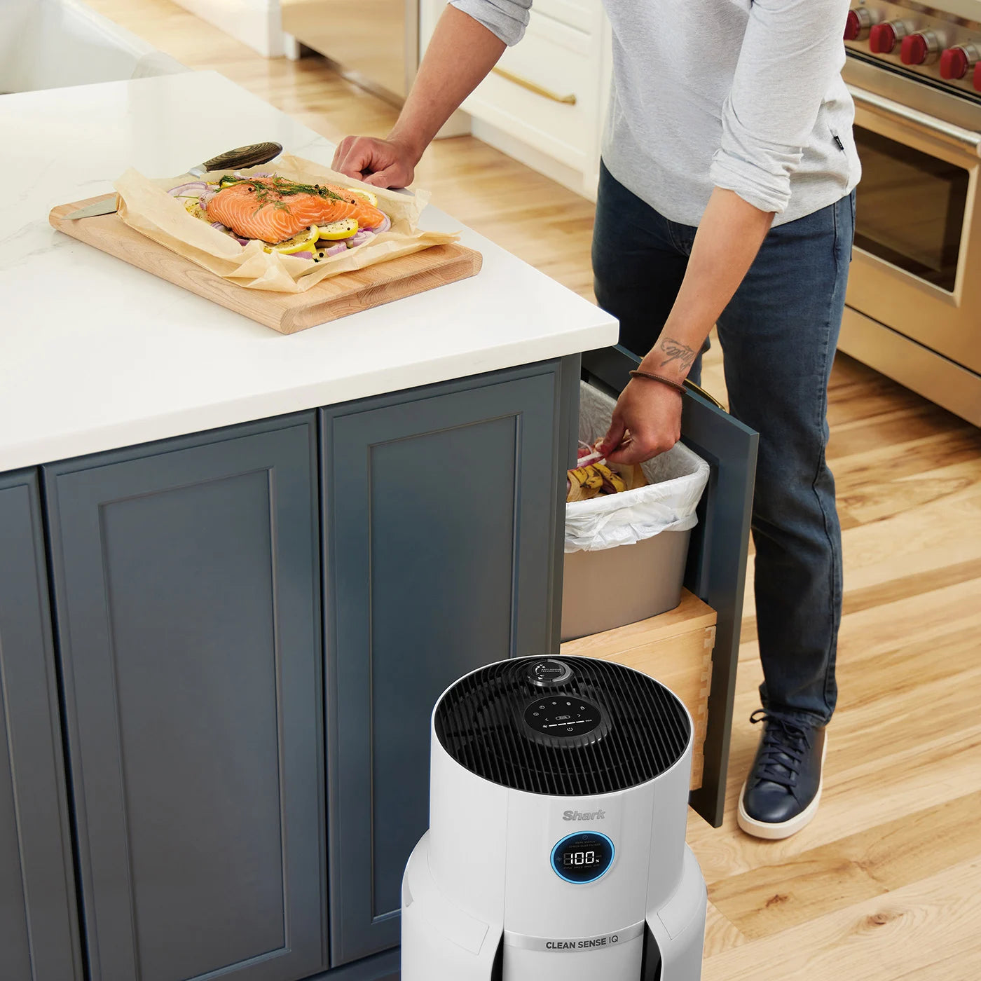 Shark-R-HP300UK-InUse-Kitchen-OdorNeutralizer-TrashCan-Man.webp?v=1734777548\u0026width=1400